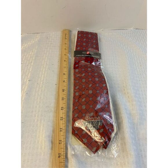 Chic fila collectors edition Kick OFF Game day tie new red 100% Silk - Picture 6 of 7